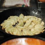 新ちゃん - ぎょうざ４人前焼いてます (2)