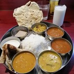 スパイス クラフト - 上から時計回りに　ポリヤル・マトンカレー・ラッサム・サンバル・ココナッツカレー・チャパティ・ライタ・デザート・パパド