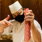 鮨 由う - ・尾崎大将 大トロで決めポーズ