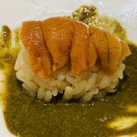 鮨 由う - ・宮城県産蒸し黒鮑の肝ペーストのシャリ
      　和え北海道産エゾバフンウニ添え