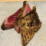 鮨 由う - ・藁焼きの氷見産迷い鰹 地辛子で