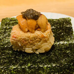 鮨 由う - ・港区巻き（香箱蟹と北海道産エゾバフンウニ
      　　　　　由うオリジナルキャビアのせ）