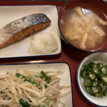 Tonami Shokudou - 鮭の塩焼き￥350 味噌汁￥90 オクラ和え物￥130位？  肉野菜炒め忘れた(￣▽￣;)