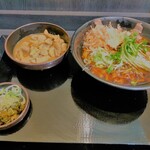 ゆで太郎 もつ次郎 - モツ煮と蕎麦が同じお盆に