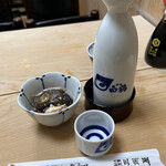 大衆割烹 三州屋 - 白鶴辛口一級酒2合 920円。