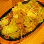 卓 - 牛ホルモン野菜鉄板その１