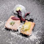 La Brianza - 本まぐろ温製カルパッチョシブレットのソースサルモリリオソース添えて。赤身にシブレットのソーストロにサルモリリオソース、絶妙な美味しさマッチング♪