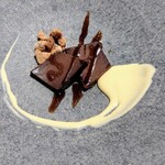 La Brianza - ボネピエモンテーゼカラメルソースとアングレーゼソース。新しく入ったパティシエさんが美しく盛り付けて下さったお皿。美しくもあり美味しい♡(๑´ڡ`๑)