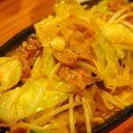 卓 - 牛ホルモン野菜鉄板その３