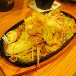 卓 - 牛ホルモン野菜鉄板その２