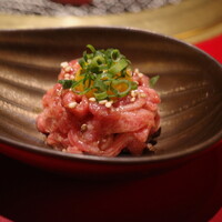 和牛とタン 焼肉 とみ 新橋本店 - 炙りユッケ