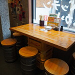 博多串焼き バッテンよかとぉ - 店内（テーブル席）