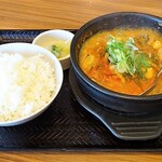 カルビ丼とスン豆腐専門店 韓丼 - スン豆腐(豚キムチ)定食 830円