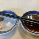 まるやま食堂 - お塩3種にソースも別皿へ