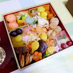 八百彦本店 - おせち料理・二の重（2013年版）。栗きんとん・煮締や洋風の祝肴で、日本酒が進む