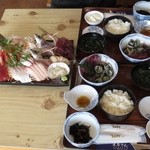 Marusan - 刺身盛り合わせと定食（ご飯、味噌汁、ひじきの煮物、シッタカ？、漬物）