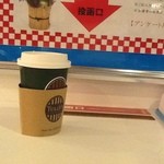 タリーズコーヒー - 2013/01 ボクとワンコはカフェラテ Hot Short 340円をテイクアウトしてベンチで休憩。ワイフは買い物に夢中です