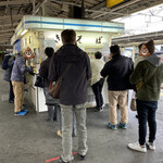 きそば 宇都宮線ホーム - 長い行列ができる盛況ぶり