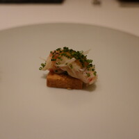 カンテサンス - 毛蟹、アーモンドパウダーのサブレ生地に乗せて