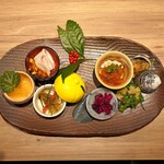 乃木坂 結 - 前菜盛合せ　　雪の下(ユキノシタ)の葉がのったのは 柚子仕立てのクラゲ、よだれ鶏、柚子の器には 紹興酒で作った子持ち昆布の松前漬け、ムラサキ白菜ピリ辛の甘酢漬け、白子の炙り ピリ辛の大根おろし、スティックセニョールと青ザーサイの浅漬け、貝の中には 沖しじみの紹興酒と醤油漬け