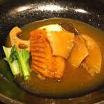 乃木坂 結 - フカヒレと青森県産のシャモロックの手羽先の煮込み