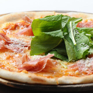 Enjoy our stone oven-baked pizza and fresh pasta made with carefully selected ingredients.
