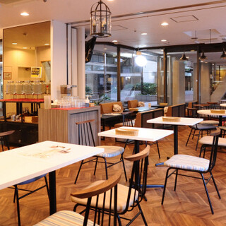 We can flexibly accommodate cafe use and party scenes.