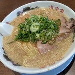 来来亭 - こってりラーメン780円(税込)麺堅め、ランチサービスで大盛にしました。
      こってり旨いわ～♪ちょいピリ辛で食欲進む、チャーシューもホロホロ感がたまらん！
      やっぱり来来亭は細麺が好きっすわ(≧∇≦)