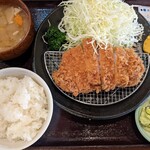 Tonkatsu Hikota - 上ロースカツ定食：1,480円
                        写真には収まらんかったが焙じ茶も美味かったよ