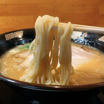 炭火焼肉 敏 - らーめん（麺アップ）