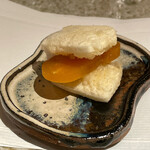ぬま田 - カラスミ餅　餅の天ぷらにカラスミサンド