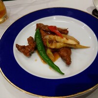 南国酒家 原宿本店 - 牛肉とマコモダケ