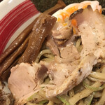 自家製太打麺 勢拉 - チャーシューとメンマ