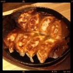 旨い屋 - 自家製鉄板餃子　２５０円