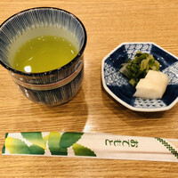 新宿割烹 中嶋 - まずはお茶と漬物