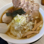 寺カフェ 中華そば水加美 - 昔ながらスープ　チャーシューワンタンメン細麺に味玉追加