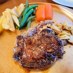 ステーキ サロン アンガス - フィレステーキ150g。お肉の横に大量のガーリックチップ。（汗）
