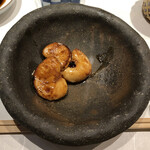 嶋鮨 - トラフグの白子焼。甘辛に味付けされたふっくらな白子は絶品。熱々なので猫舌の方は注意