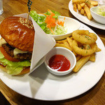 マグズカフェ - モッツァレラチーズと帆立フライのチリマヨバーガー（ディナープレート）