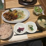 kawara CAFE&DINING - 鳥取産大山鶏と彩り野菜の黒酢和え定食【2022.1】