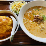 大王 - 坦々麺とカニ玉丼