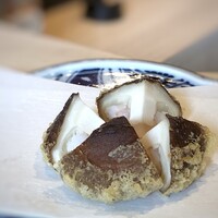 天ぷら たなか - ◆椎茸（熊本：小国）・・立派などんこ椎茸の中には、軽くすり身にした海老が入っています。 椎茸の旨味と海老の旨味が重なり美味。