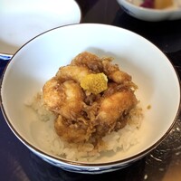 天ぷら たなか - ◆ご飯物は「天丼」「天茶」から選べますので、「天丼」を。 小海老のかき揚げのせ。小海老のかき揚げも美味しく、天つゆもいいお味。ご飯もつやつやでした。