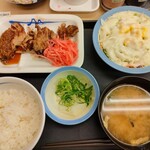 松屋 - 厚切り豚焼肉定食　ライスミニ　620円 今だけお肉25%、サラダ10%増量です。