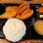 なるとキッチン - ランチと思えない豪快なビジュアル！大盛りご飯にお味噌汁、小鉢やお新香付き♪若鶏半身揚げ定食1,300円