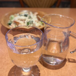 Saizeriya - 白ワイン　デカンタ（250ml）　200円