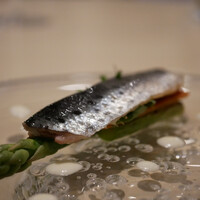 L'éclaireur - レアな抜群の食感から凝縮された濃厚な旨みとスモーク感を伝え、アスパラの瑞々しい甘みにチーズのコクがおいしさを見事に合致させる！