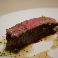 L'éclaireur - 一頭で2kgほどしか取れないやわらかな芯々を薪焼きで。