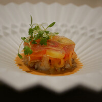 L'éclaireur - 車海老のミ・キュイ ミルフィーユ仕立て 片面だけ生の食感を残して焼かれた車海老。 ビネガーで味をさっぱりさせつつ海老のエキスが甘さをほのかに立たせ、フレッシュトマトが水分バランスを整える。 やわらかな青りんごのテイストも綺麗な演出です