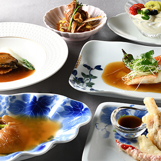 A variety of Chinese dishes that make full use of sauce, spices, and seasonal ingredients
